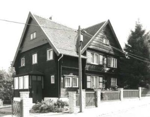 Dresden-Naußlitz, Alfred-Thiele-Straße 39/41. Doppelwohnhaus (um 1925) einer Holzhaussiedlung (Baugenossenschaft)