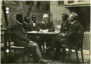 Wilhelm Doegen mit kriegsgefangenen Afrikanern im Lager Ruhleben