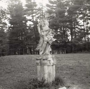 Nymphe mit erhobenem Arm