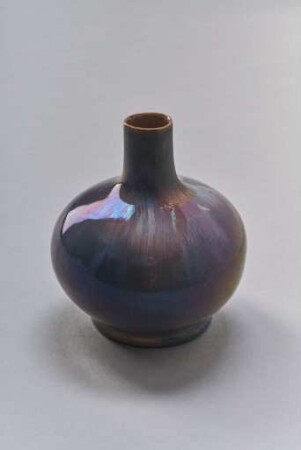 Kleine bauchige Vase mit Fließglasur
