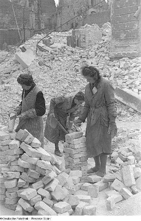 Trümmerfrauen beim Straßenbau