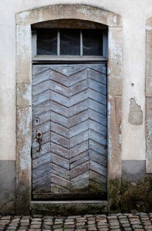 Frankreich. Lorraine. Vosges. Fontenoy le Chateau. Alte Eingangstür eines leerstehenden Hauses