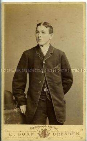 Jugendlicher im Anzug mit Hut, Carte de Visite