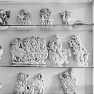 Handgeformtes Gebäck in einer Vitrine im Volkskunstmuseum