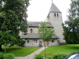 Heringhausen-(Evangelische Kirche) - Ansicht von Norden mit Kirche (romanische Basilika mit Obergaden sowie Rechteckchor) über ehemaligem Kirchhof