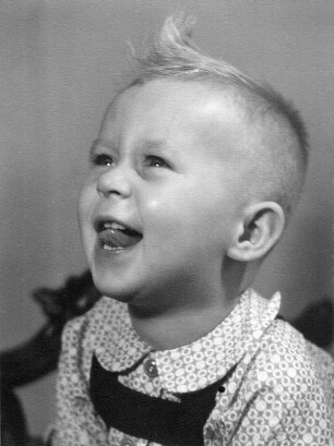 Kinderbilder. Porträt eines lachenden kleinen Jungen