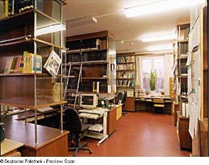 Sächsische Landesbibliothek - Staats- und Universitätsbibliothek Dresden. Zweigbibliothek Maschinenwesen, Teilbibliothek Textil- und Bekleidungstechnik. Benutzungsraum mit Freihandaufstellung und PC-Rechercheplatz, am Fenster Dienstplatz : Dresden-Südvorstadt, Hohe Straße 6 (Gebäude der TU Dresden). Sächsische Landesbibliothek - Staats- und Universitätsbibliothek Dresden. Zweigbibliothek Maschinenwesen, Teilbibliothek Textil- und Bekleidungstechnik. Benutzungsraum mit Freihandaufstellung und PC-Rechercheplatz, am Fenster Dienstplatz