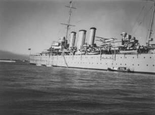 Kriegsschiff : Ein britisches Kriegsschiff in einem Hafen in Mosambik