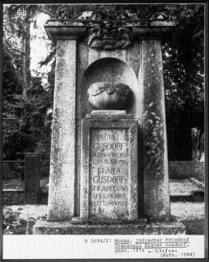 Grabstein von August Gusdorf (gestorben 1919.06.21) und seiner Ehefrau Klara (gestorben 1933.11.23)
