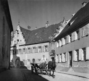Donauwörth. Straße mit ehemaliger Klosterschule (1764) und Pferdefuhrwerk