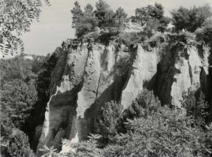 Landschaft des Vaucluse mit den typischen rot-ockerfarbigen Felsen bei Roussillon,