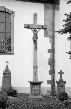 Friedhofskreuz, Grabsteine, Friedhofsmauer (Friedhofskreuz, Grabsteine, Friedhofsmauer); Nüsttal, Schloßbergstraße