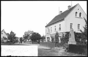 Wermsdorf. Oschatzer Straße mit Bismarckdenkmal