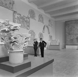 Saal mit durchbrochenen, gitterartigen Bauelementen (Jali) und korintischen Kapitellen vermutlich im Nationalmuseum in Aleppo