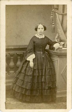 Fotografie einer stehenden Dame