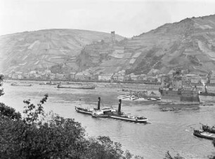Blick auf Kaub mit Burg Pfalzgrafenstein, Burg Gutenfels und regem Schiffsverkehr auf dem Rhein