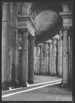 Potsdam, Neues Palais, Communs, Kolonnaden, Blick in den Kolonnadengang.