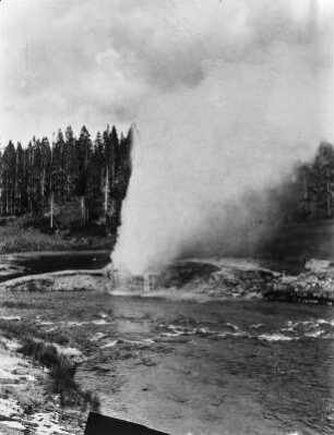 Geysirausbruch : Blick auf den Riverside-Geysir während einer Eruption.