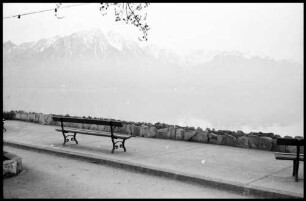 Montreux: am Kai, Vordergrund leere Bänke