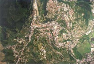 Luftaufnahme von Sebnitz : Sebnitz. Stadtansicht mit Gleisanlagen der Bahnstrecke Bad Schandau - Bautzen. Luftbild-Senkrechtaufnahme