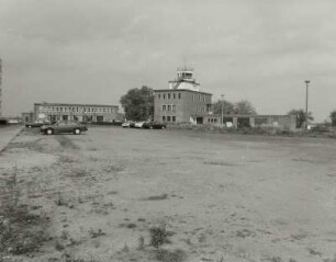 Tower : Verkehrslandeplatz (ehemaliger Militärflugplatz). Flugzeughalle (um 1960) und Tower (um 1960)