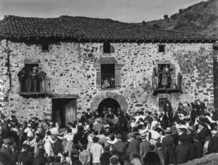 Walzer in Villavelayo : Dorffest in Villavelayo mit tanzenden Personen vor einem Gebäude