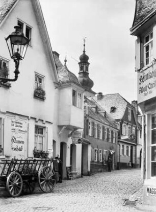 Straßenzug in Rüdesheim mit der Straußwirtschaft Nikolai