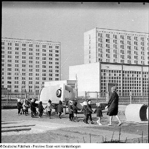 Hochhaus Terrassenufer (verschiedene Ansichten, Blick von oben, Modell der Carola-Brücke?, Spielplatz, Brückenskulptur der alten Carolabrücke)