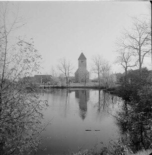 Blick über den Dorfteich gegen Dorfkirche Gahlen