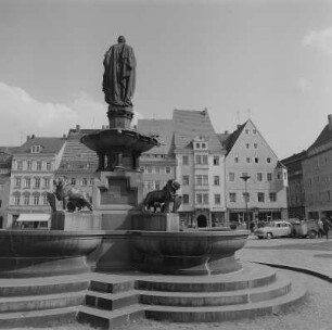 Freiberg. Brunnendenkmal mit dem Standbild des Stadtgründers, Otto dem Reichen, und Teil des Obermarktes