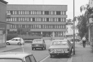 Waldkraiburg: Straße zum Rathaus