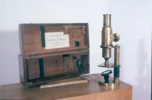 Oldenburg. Deutsches Krankenhausmuseum. Französisches Spielzeugmikroskop mit Holzaufbewahrungskasten