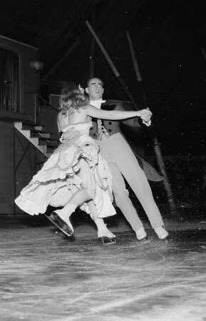 Ein Schlittschuh laufendes Paar bei einem Auftritt vor Publikum im Volkseigenen Circus Aeros