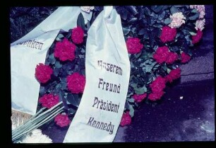 Trauer um Kennedy/ Kranzschleife „Unserem Freund Präsident Kennedy“