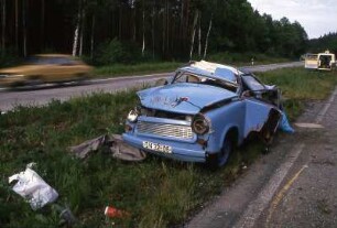 Totalschaden eines Trabant nach Unfall : Wenn ein Auto vom Typ Trabant in einen Unfall verwickelt wird, zersplittert die Duroplast-Karosserie. Aufgenommen ca. 1990 in der DDR