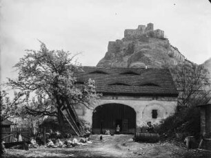 Schreckenstein bei Aussig : Burg Schreckenstein bei Aussig. Im Vordergrund eine Scheune.
