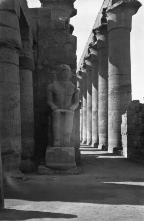 Hof Ramses II. — Sitzfigur