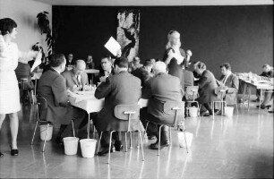 Freiburg: Weinbauinstitut; Weinprämierung 1970/1971, Tisch