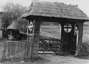 Rumänien. Geschnitztes Hoftor