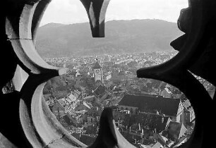 Freiburg i. Br.: Blick vom Münster auf Oberlinden durch Rosettenausschnitt