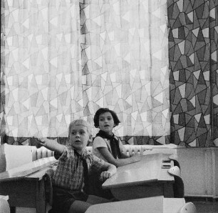 Dresden-Striesen, Fetscherstraße 2. 6. Mittelschule. Zwei Schüler im Unterricht