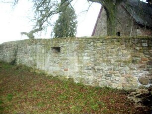 Kirchhofmauer im Westen im Verlauf nach Norden mit Schießscharte über Feldseite