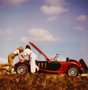 Zwei Frauen mit Panther Turbo Lima : Aufnahmeserie für den Castrol-Kalender "Girls and Cars" 1980, unpubliziert