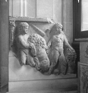 Fragment eines Sarkophages mit den Taten des Herkules: Herkules und der nemeische Löwe & Herkules und die Hydra