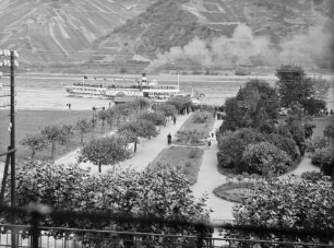 Rheinanlagen in Bacharach mit KD-Anlegestelle und Ausflugsdampfer
