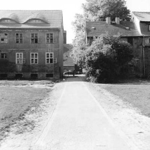 Cottbus-Mitte, Klosterplatz 5 und 4. Wohnhäuser. Feldseite der ehem. Stadtmauer