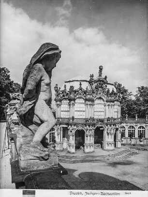 Dresden-Altstadt. Zwinger (1709-1728; M. D. Pöppelmann). Wallpavillon (1716-1718). Blick von der Terrasse der Bogengalerie