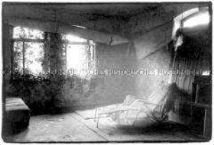 Blick in ein verlassenes, im Verfall begriffenes Zimmer (Sonderthema: Traum-Bilder)