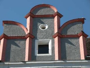 Giebel eines restaurierten Renaissancehauses am Neißeufer