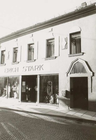 Markneukirchen (Vogtlandkreis), Wohnhaus mit Laden, Straße des Friedens 22, Straßenansicht
